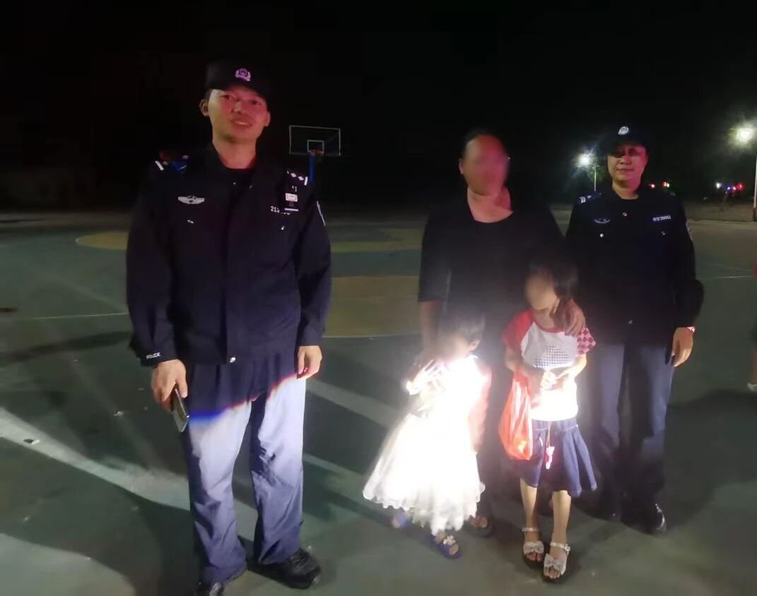 夜幕下小姐妹牵手勇“闯”街头，幸遇坡头警方！