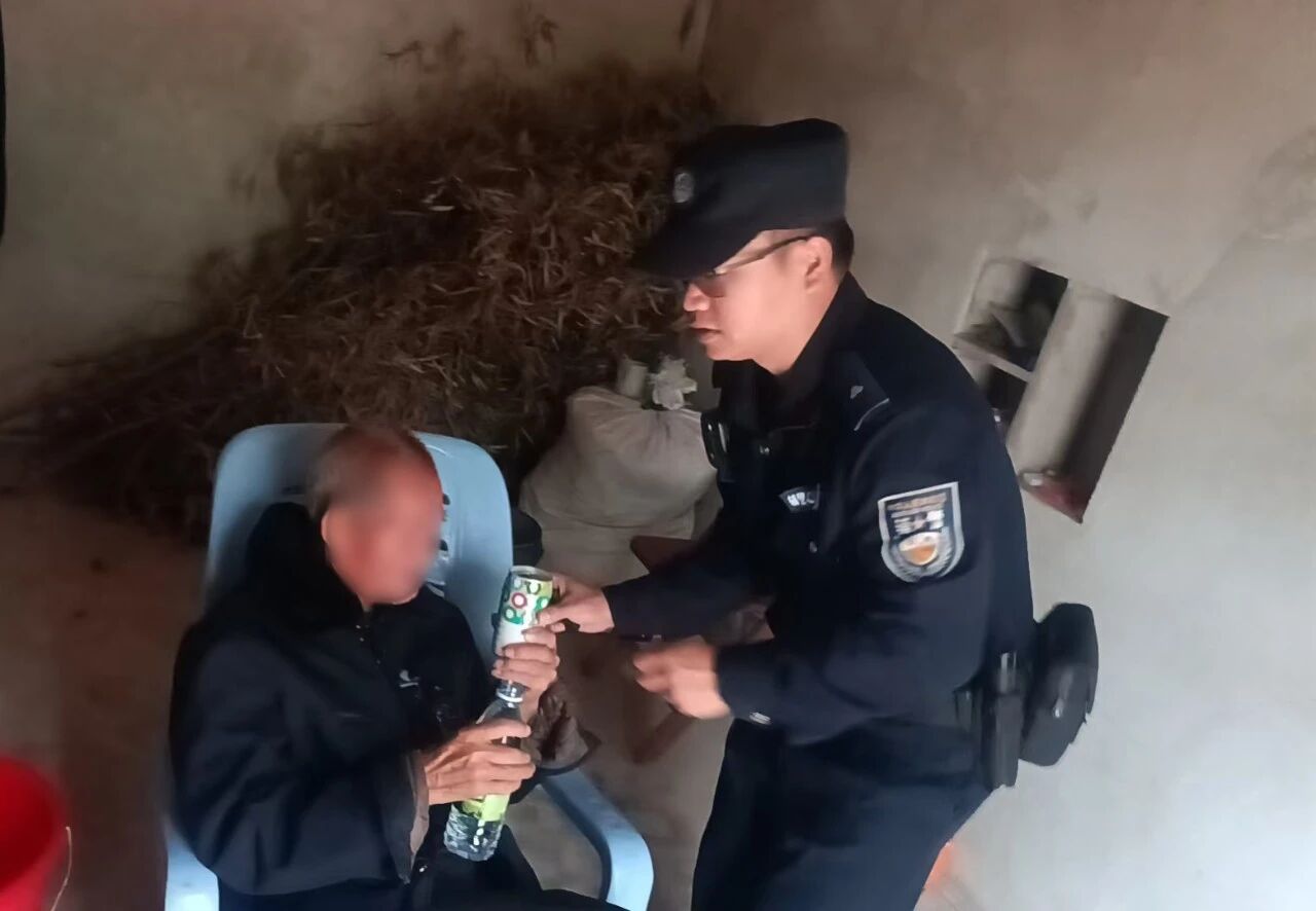 我为群众办实事丨老人徘徊乡道，幸遇警方护送回家