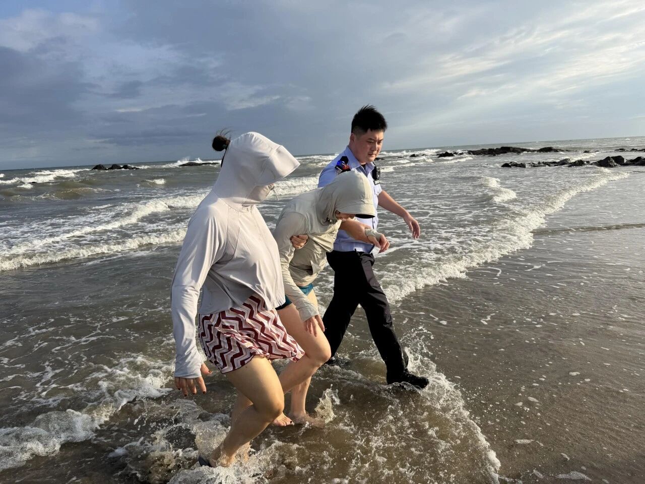 游客戏水被困，警民联动救援