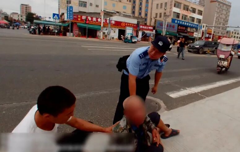 七旬老人路边摔倒，警民携手紧急救助