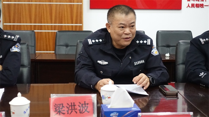 交接仪式上,梁洪波主任在听取驻村工作队老队员的工作汇报和新队员的